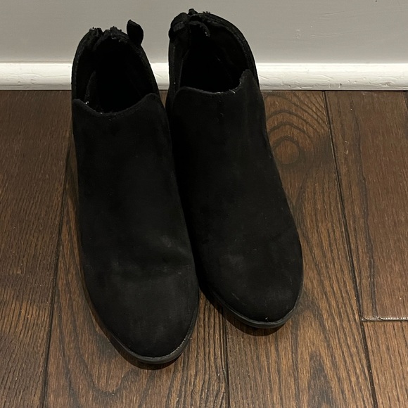 Old Navy Girls Suede Ankle Bootie - Size 1 - Picture 3 of 4